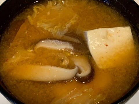 キムチと豆腐と椎茸の味噌汁